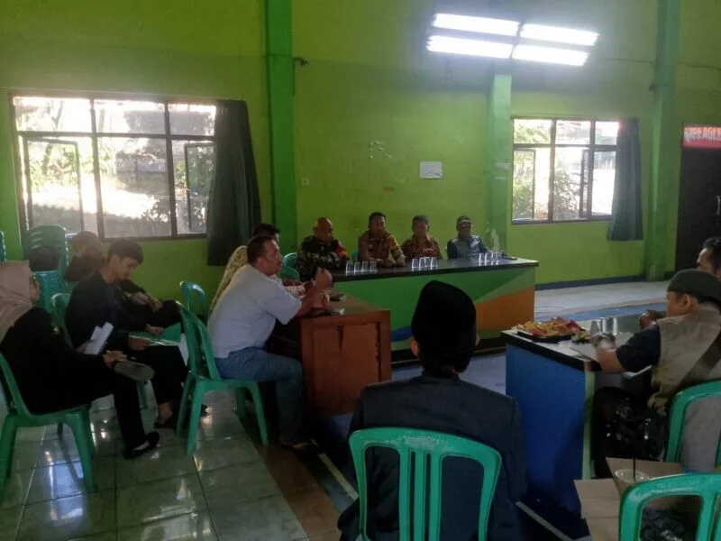 Babinsa Koramil 2202/Palabuhanratu Hadiri Rapat BUMDes dan BPD di Desa Loji