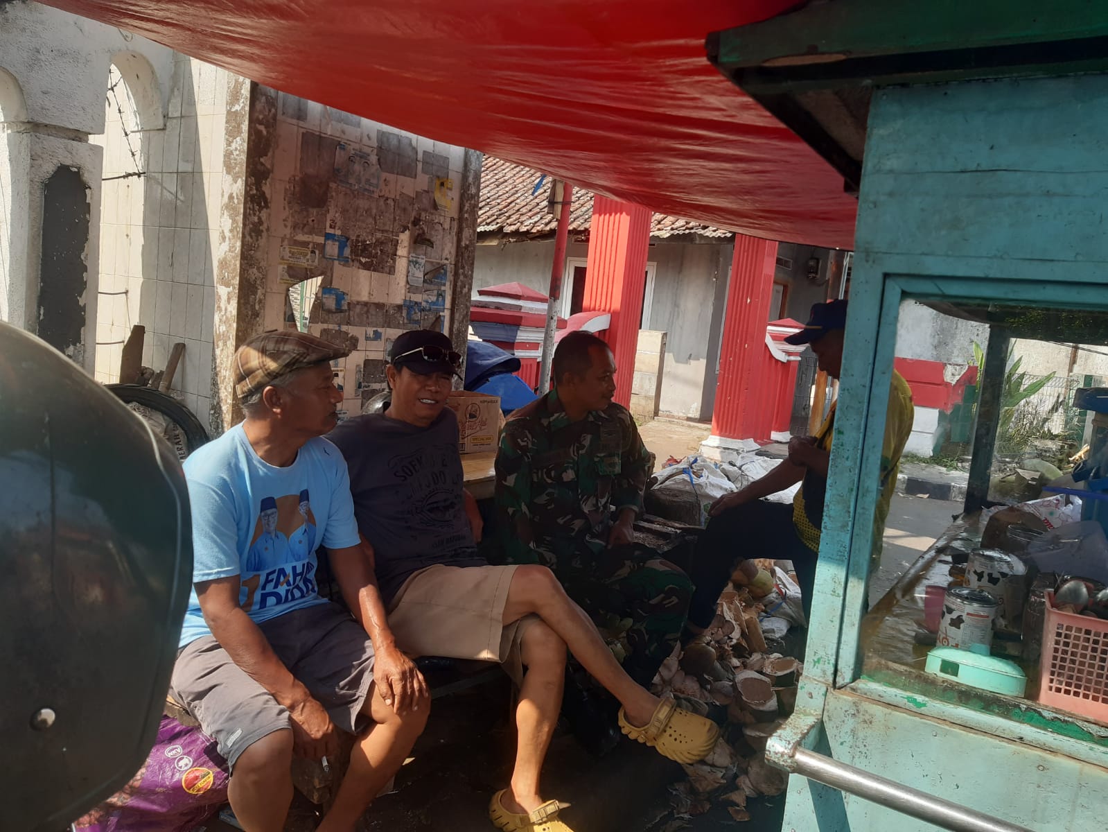 Babinsa Kelurahan Benteng Pererat Silaturahmi dengan Warga Melalui Komsos