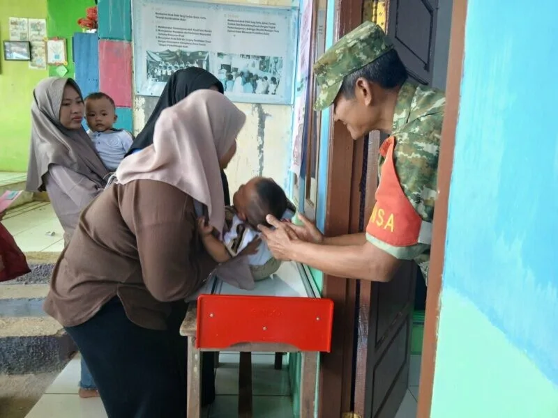 Babinsa Koramil 2204/Cikidang Dampingi Monitoring Posyandu Sedap Malam di Desa Pangkalan