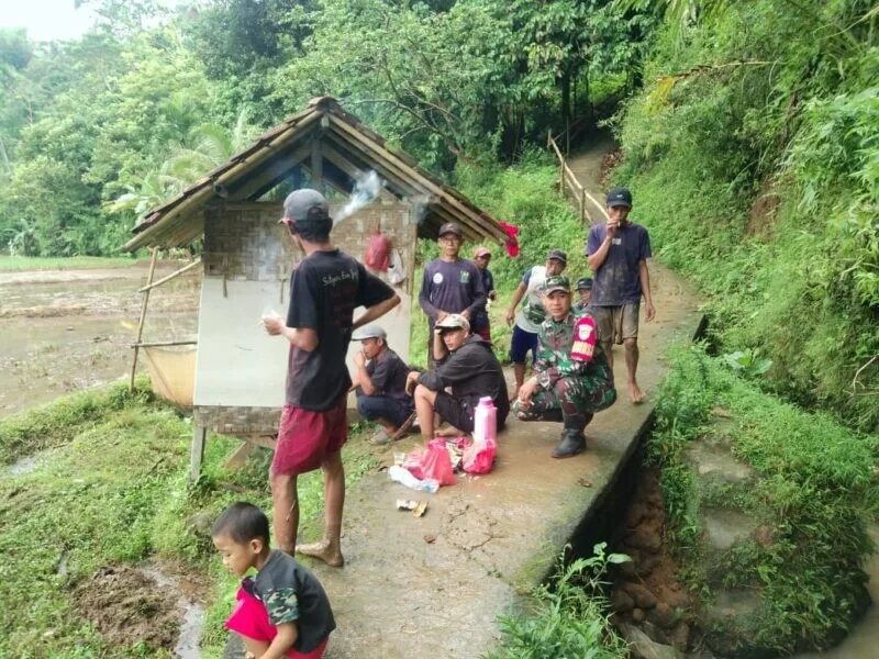 Babinsa Koramil 2206/Parakansalak Laksanakan Karya Bakti Perbaikan Atap Rumah Warga