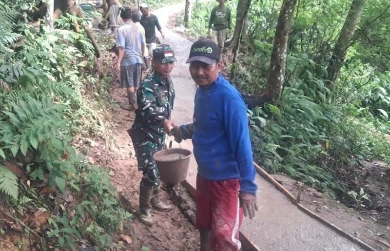 Babinsa Koramil 2207/Jampangtengah Bersama Warga Laksanakan Karya Bakti Pengecoran Jalan Desa