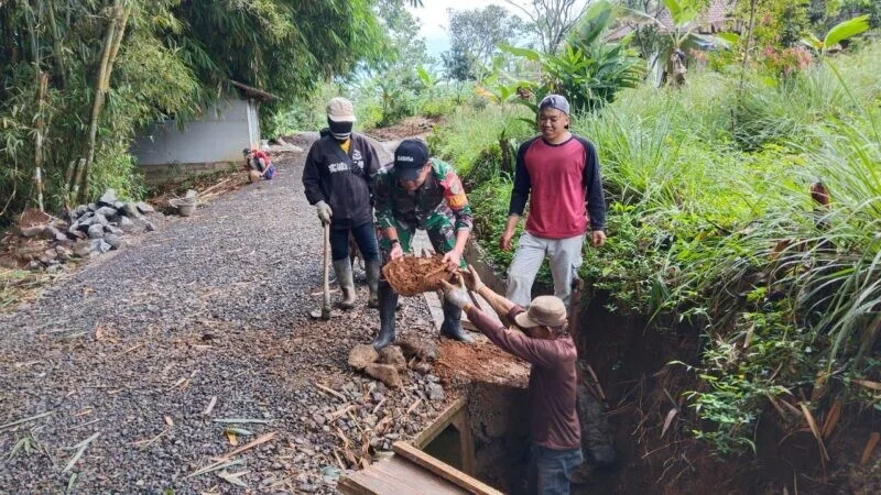 Babinsa Koramil 2208/Nyalindung Laksanakan Bakti Pemeliharaan Gorong-Gorong Bersama Warga