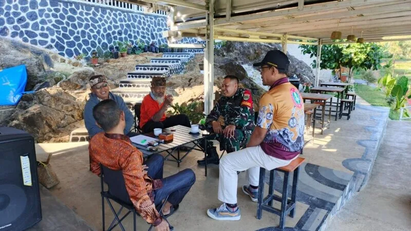 Danramil 2209/Lengkong Pererat Silaturahmi Melalui Komsos Bersama Tokoh Masyarakat