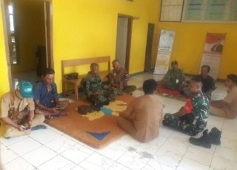Babinsa Koramil 2211/Sagaranten Pererat Silaturahmi Melalui Komsos Bersama Tokoh Masyarakat