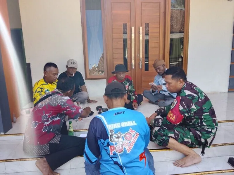 Babinsa Sidamulya Perkuat Silaturahmi Melalui Komsos Bersama Tokoh Masyarakat