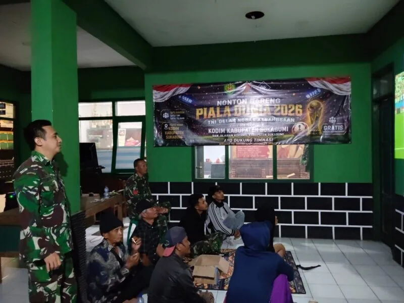 Babinsa Koramil 2214/Surade Gelar Nobar Piala Dunia Bersama Warga