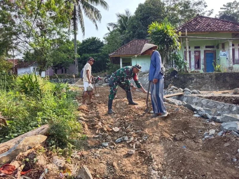 Babinsa Koramil 2215/Ciemas Laksanakan Bakti Pembangunan Saluran Air dan TPT di Desa Tamanjaya