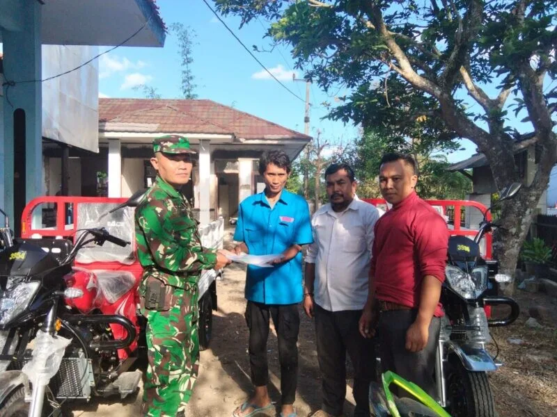 Babinsa Koramil 2209/Lengkong Dampingi Penerimaan Sarana Prasarana KDMP Berupa Kendaraan Roda Tiga Di Desa Neglasari