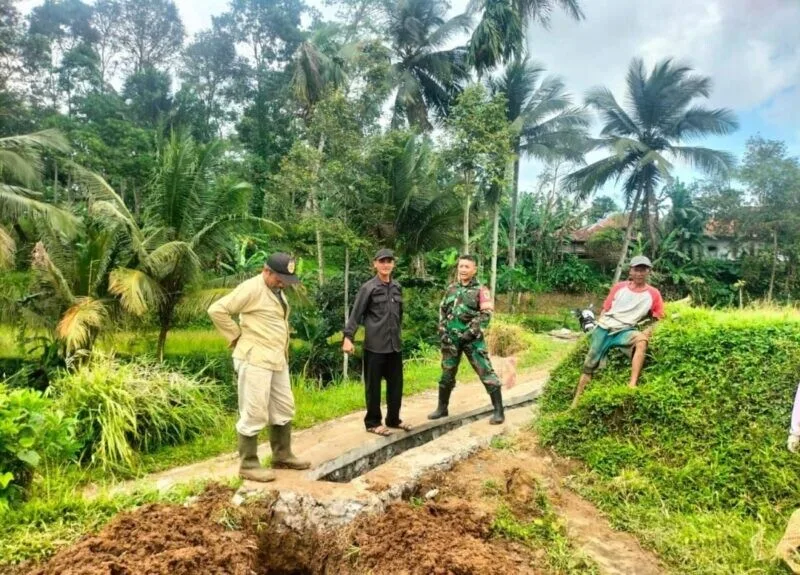 Babinsa Koramil 2211/Sagaranten Laksanakan Pendampingan Ketahanan Pangan Melalui Pengecekan Saluran Irigasi