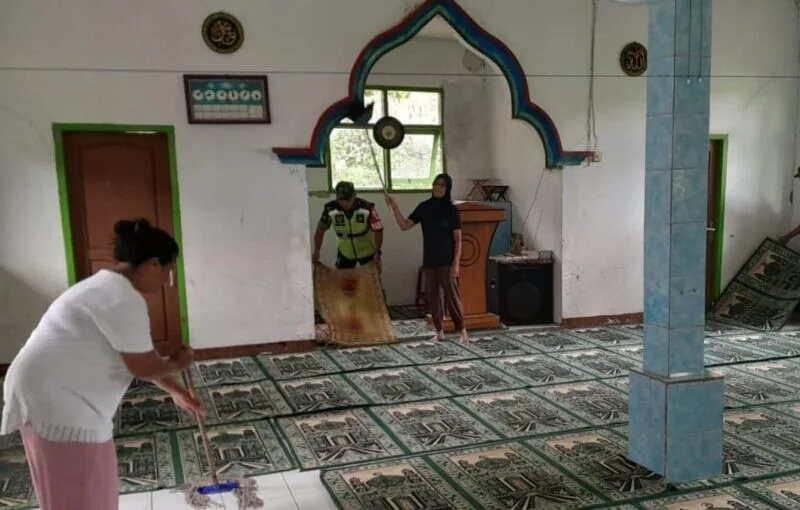 Babinsa Koramil 2212/Tegalbuleud Bersama Warga Laksanakan Karya Bakti Pembersihan Masjid Nurul Hakim