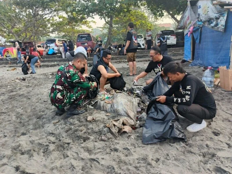 Babinsa Koramil 2201/Cisolok Laksanakan Bakti Pembersihan Sampah di Pantai Kebon Kalapa