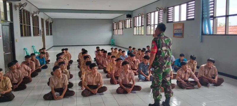 Babinsa Koramil 2201/Cisolok Berikan Materi Wawasan Kebangsaan kepada Siswa SMAN 1 Cikakak
