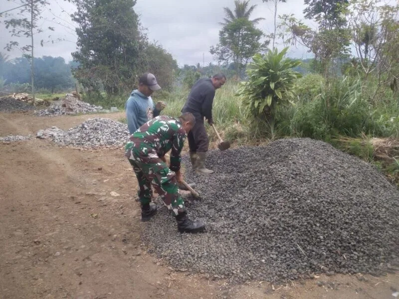Babinsa Koramil 2207/Jampangtengah Bersama Warga Laksanakan Karya Bakti Pengerasan Jalan Desa di Purabaya
