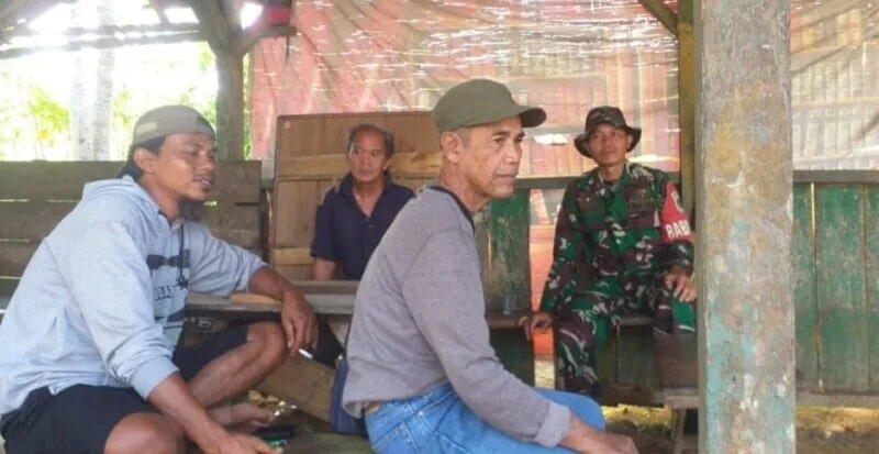 Babinsa Neglasari Laksanakan Komsos, Edukasi Keamanan Lingkungan dan Persiapan HUT Kemerdekaan RI