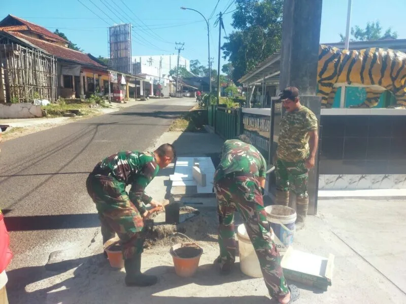 Babinsa Koramil 2211/Sagaranten Laksanakan Karya Bakti Pembenahan Pangkalan