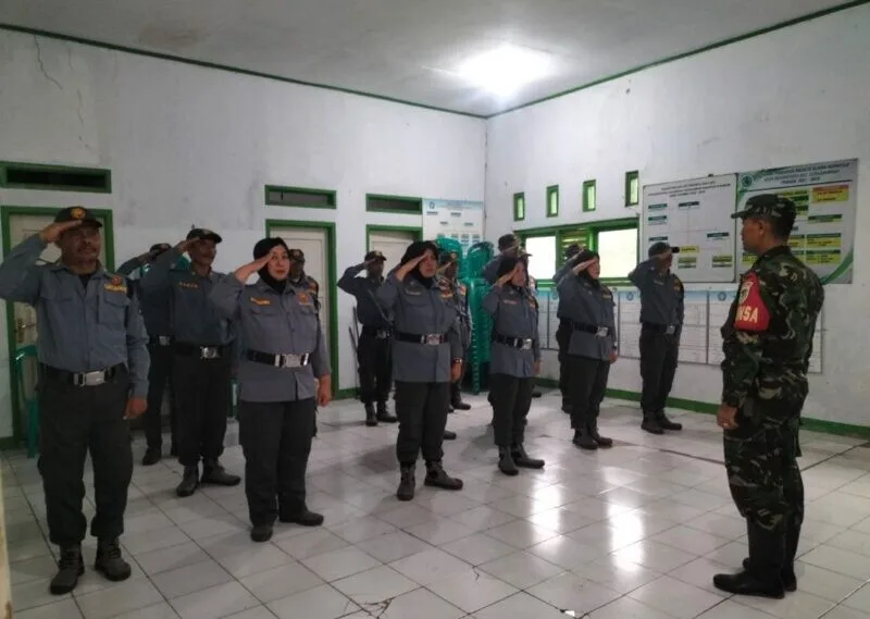 Babinsa Koramil 2211/Sagaranten Berikan Pelatihan kepada Anggota Linmas Desa Cipamingkis