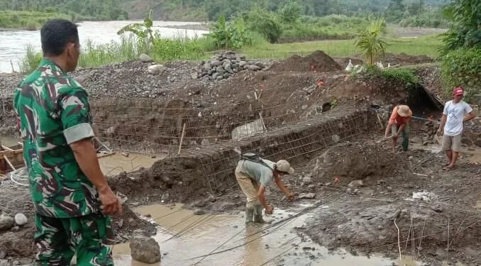 Babinsa Koramil 2202/Palabuhanratu Bersama Warga Laksanakan Bakti Perbaikan Jalan di Desa Mekarasih