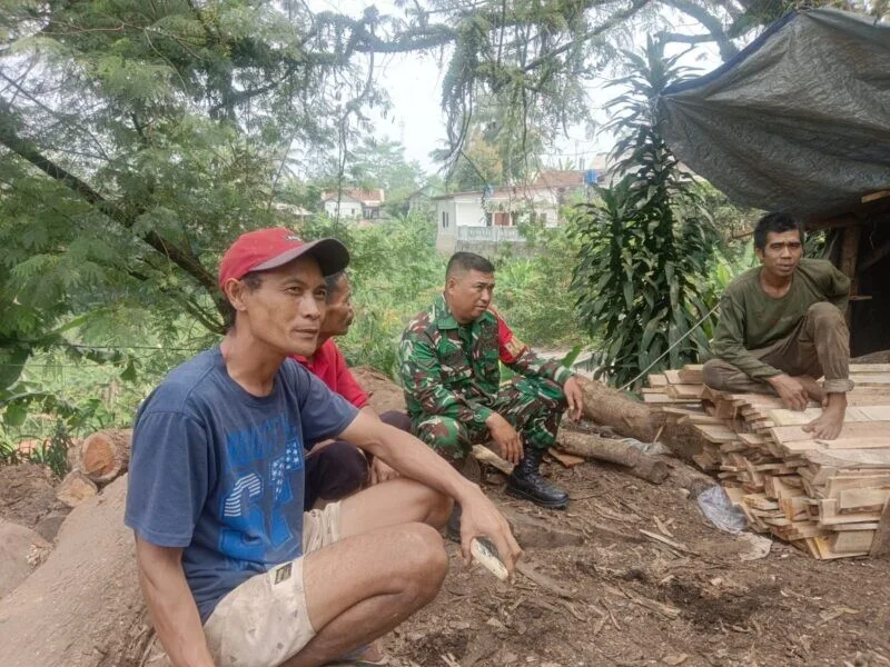 Babinsa Koramil 2206/Parakansalak Pererat Silaturahmi Melalui Komsos dengan Warga Desa Sukakersa