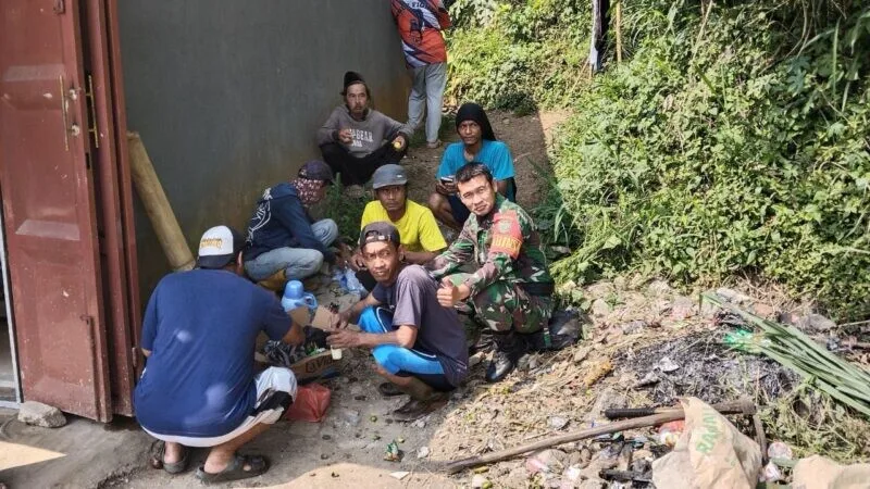 Babinsa Koramil 2208/Nyalindung Laksanakan Komsos Bersama Warga Di Desa Neglasari