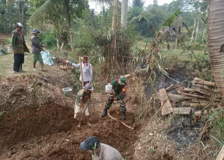 Babinsa Koramil 2210/Pabuaran Bersama Warga Laksanakan Karya Bakti Di Desa Sirnasari