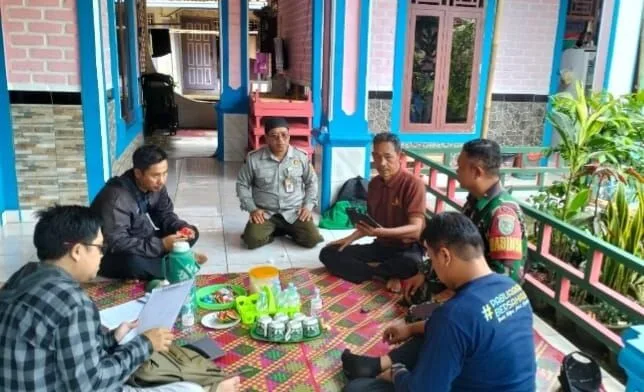Babinsa Ciwalat Jalin Silaturahmi Melalui Komsos Bersama Warga