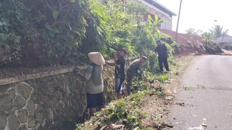 Batuud Koramil 2213/Jampangkulon Laksanakan Bakti Bersama Warga di Kecamatan Kalibunder