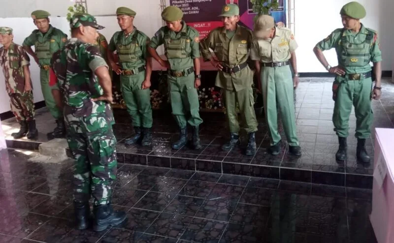 Babinsa Koramil 2212/Tegalbuleud Berikan Pembinaan Wawasan Kebangsaan Kepada Anggota Linmas Desa Bangbayang