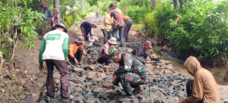 Babinsa Koramil 2214/Surade Bersama Warga Laksanakan Karya Bakti Pengaspalan Jalan di Desa Telaga Murni