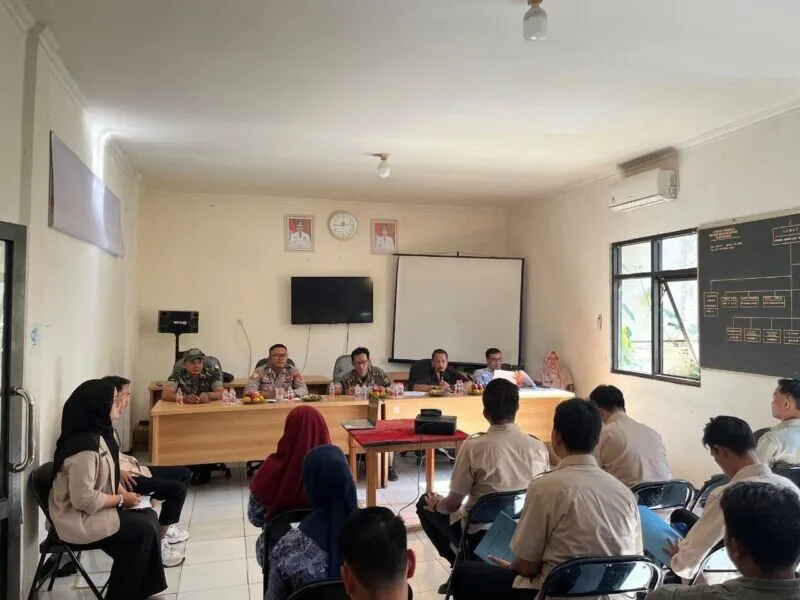 Babinsa Koramil 2205/Kalapanunggal Hadiri Rapat Koordinasi Bersama Forkopimcam dan SPPG