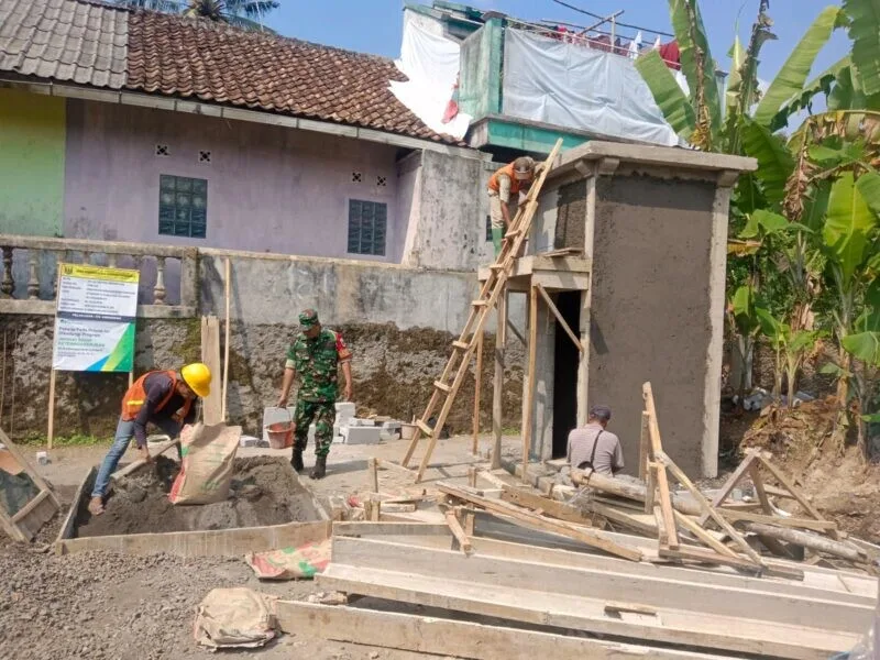 Babinsa Koramil 2206/Parakansalak Gotong Royong Bersama Warga Membuat Sumur Bor