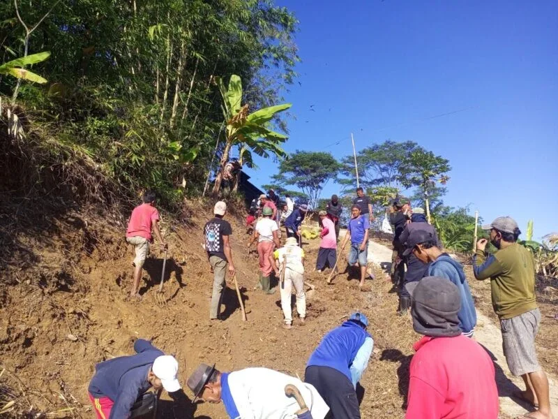 Babinsa Koramil 2208/Nyalindung Bersama Warga Laksanakan Bakti Pelebaran Jalan Menuju Jembatan Penyeberangan
