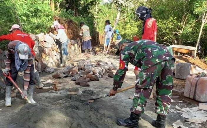 Babinsa Koramil 2212/Tegalbuleud Bersama Warga Laksanakan Karya Bakti Perbaikan Jalan Di Kampung Puncakbungur