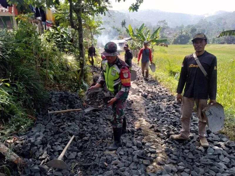 Babinsa Koramil 2214/Surade Gotong Royong Bersama Warga Laksanakan Pengaspalan Jalan Di Desa Sukamukti