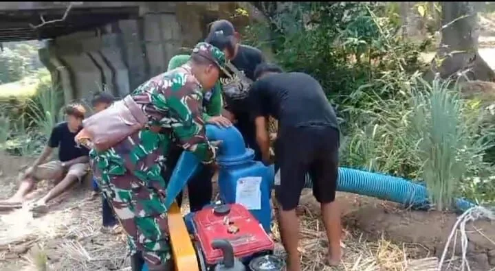 Babinsa Koramil 2215/Ciemas Dampingi Perbaikan Pompa Pengairan Sawah Untuk Dukung Ketahanan Pangan