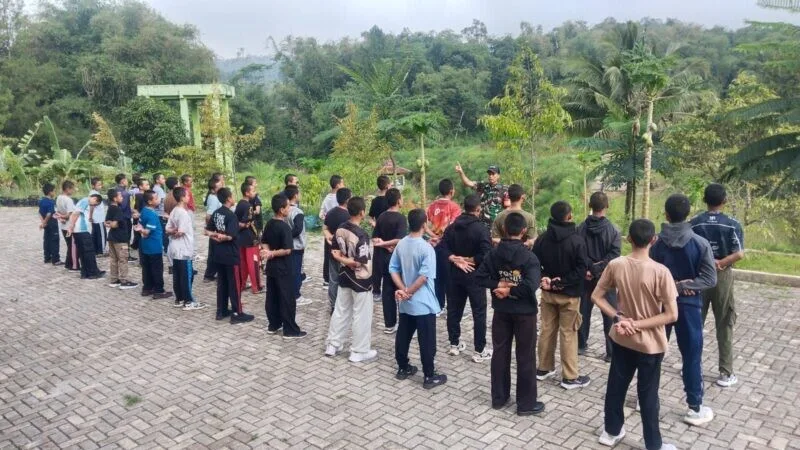 Babinsa Koramil 2208/Nyalindung Berikan Materi PBB kepada Santri Yayasan Cinta Dakwah