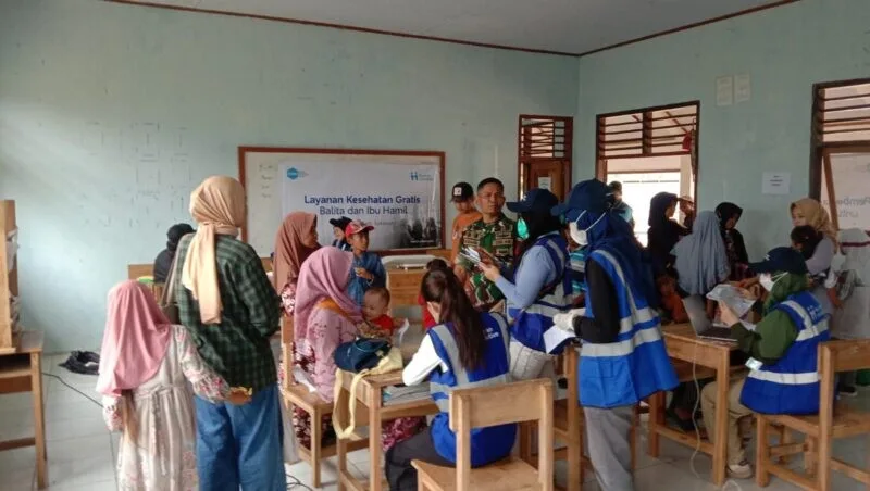 Babinsa Koramil 2202/Palabuhanratu Pantau Pelayanan Kesehatan Gratis Bagi Ibu Dan Bayi Di Desa Mekar Asih