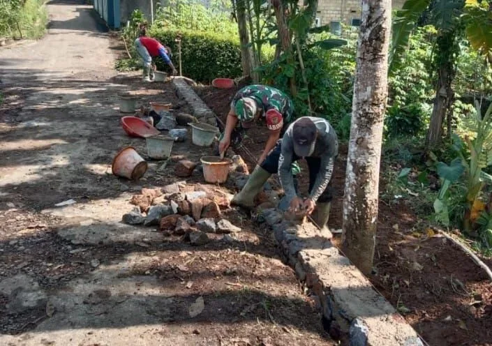 Babinsa Koramil 2206/Parakansalak Bersama Warga Laksanakan Karya Bakti Perbaikan Parit di Desa Sukatani