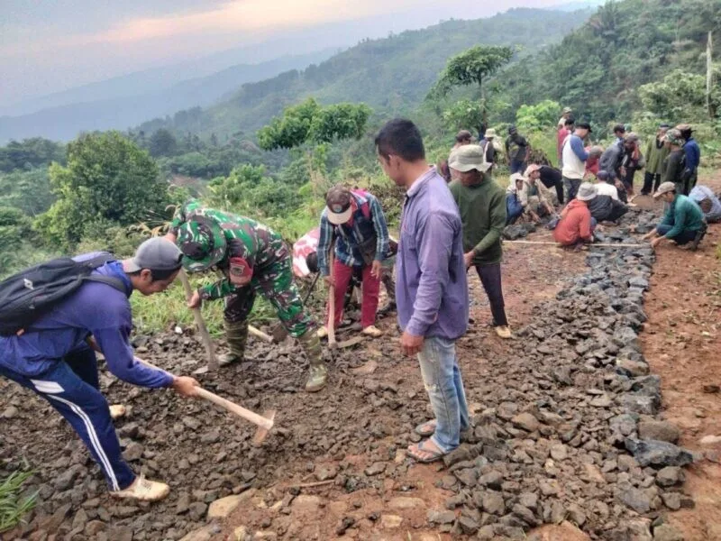 Babinsa Koramil 2207/Jampangtengah Bersama Warga Laksanakan Karya Bakti Pengerasan Jalan Desa