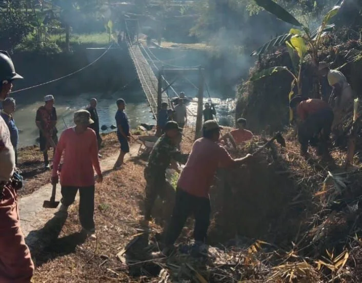 Babinsa Koramil 2208/Nyalindung Bersama Warga Laksanakan Bakti Pelebaran Jalan Lingkungan di Desa Buniwangi