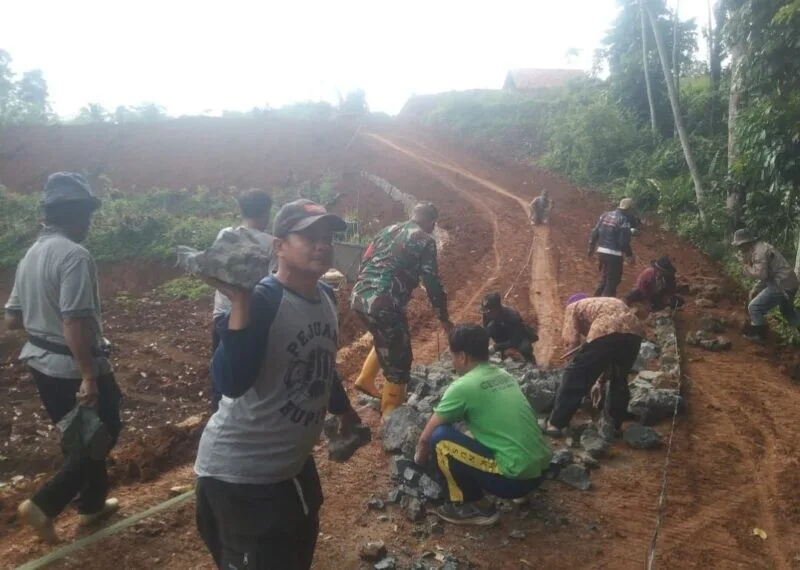 Babinsa Koramil 2209/Lengkong Bersama Warga Laksanakan Karya Bakti Perkerasan Jalan