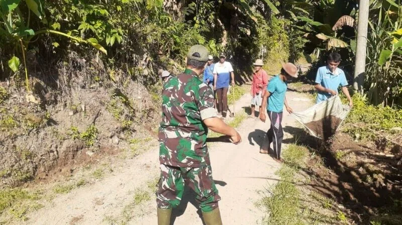 Babinsa Koramil 2211/Sagaranten Bersama Warga Laksanakan Karya Bakti Perbaikan Jalan di Desa Cibarebeg