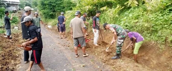 Babinsa Koramil 2213/Jampangkulon Bersama Warga Laksanakan Bakti Bersih di Desa Mekarjaya