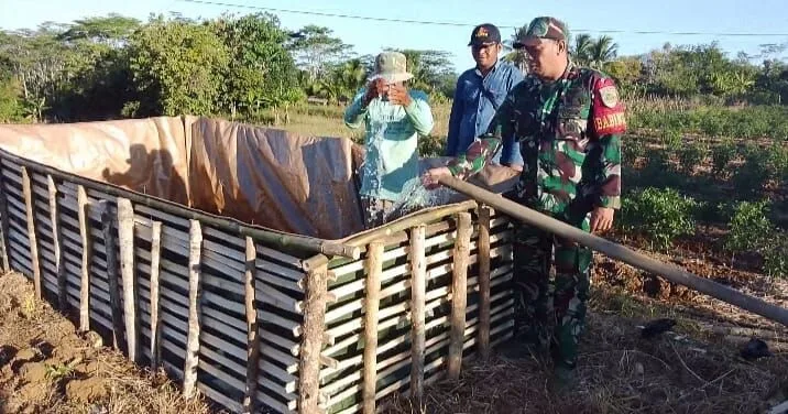 Babinsa Koramil 2215/Ciemas Dampingi Pembuatan Bak Penampungan Air untuk Dukung Ketahanan Pangan