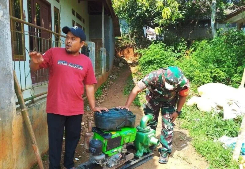 Babinsa Koramil 2207/Jampangtengah Dampingi Pengecekan Pompa Air untuk Dukung Ketahanan Pangan