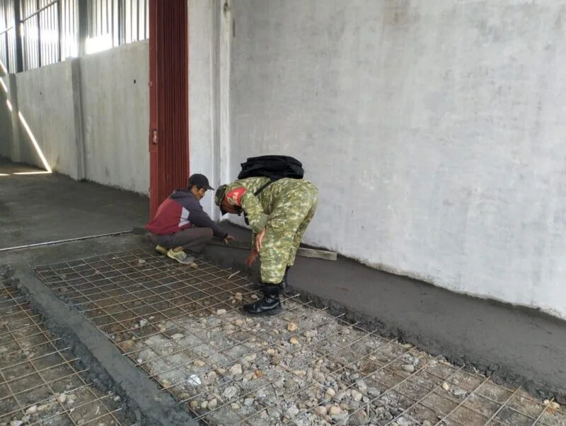 Babinsa Koramil 2206/Parakansalak Laksanakan Pengawasan Pembangunan KDKMP di Desa Lebaksari