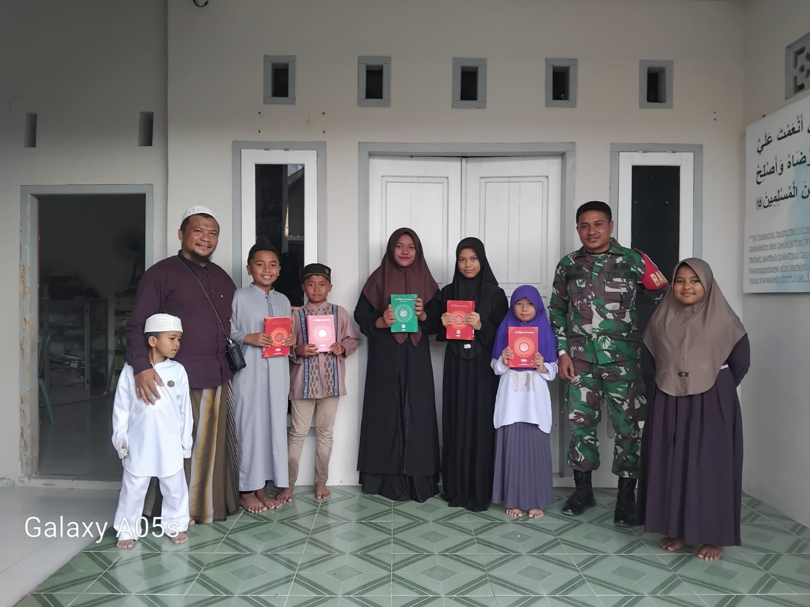 Peduli Pendidikan Agama, Babinsa Arab Kenangan Distribusikan Al-Qur'an kepada TPQ Bina Umat