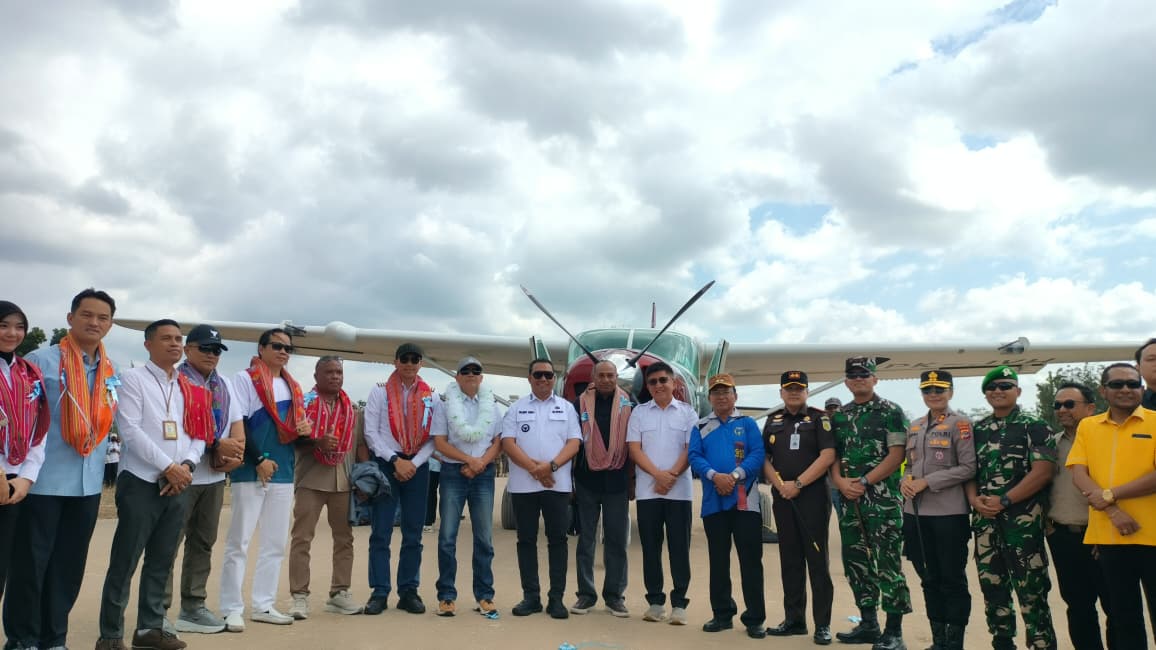 Tonggak Baru Kemajuan TTU, Dandim 1618/TTU Hadiri Pendaratan Perdana Pesawat di Bandara Jack Ukat