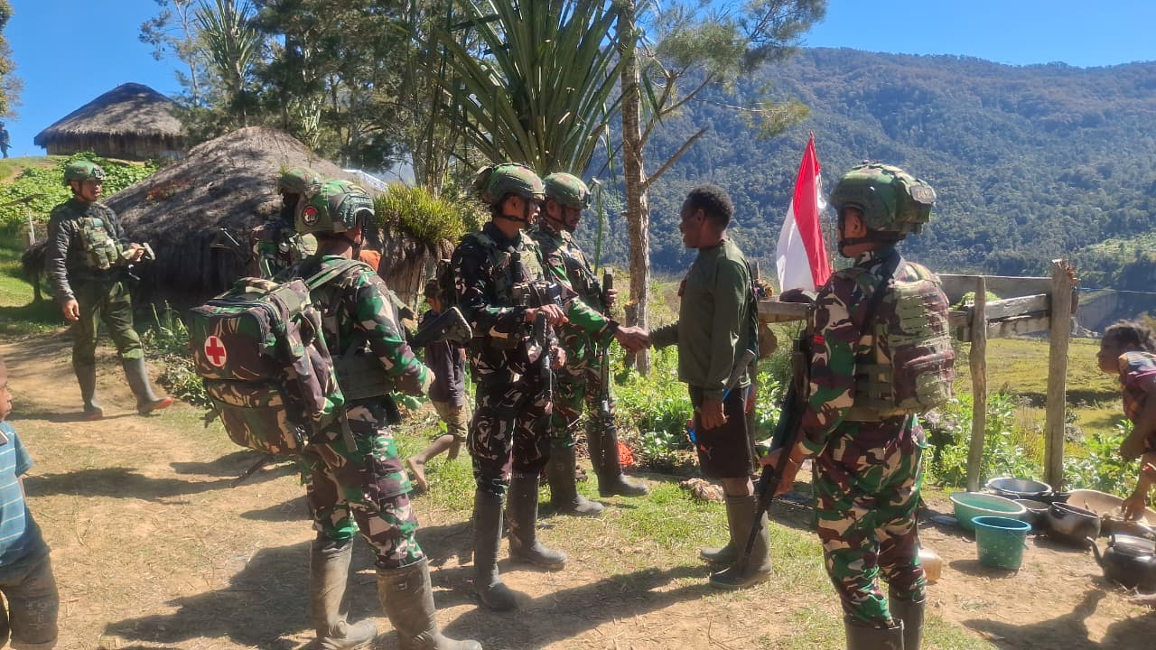 Patroli Humanis Satgas Yonif 742/SWY Pererat Kemanunggalan TNI-Rakyat di Kampung Timotani