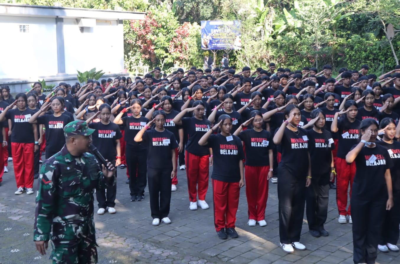 Babinsa Tabanan Tanamkan Jiwa Kepemimpinan dan Disiplin kepada 170 Peserta MPLS SMK Restumuning