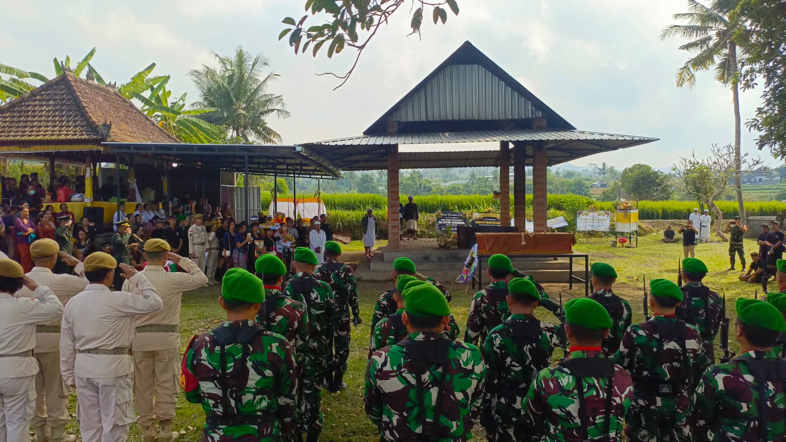 Berikan Penghormatan Terakhir Kepada Almarhum Lettu Inf Gede Sukarsana, Kodim Klungkung Laksanakan Upacara Pemakaman Militer